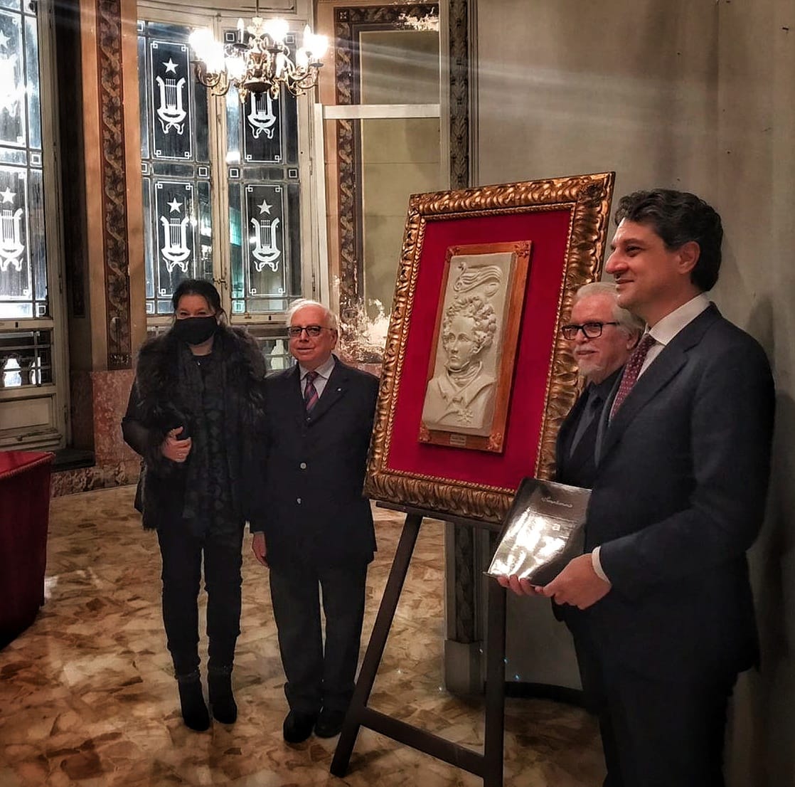 Una scultura in pietra bianca nel Foyer del Teatro Vincenzo Bellini di Catania , dono del M° Domenico Battaglia, a cura del Prof. Giuseppe Adernò.